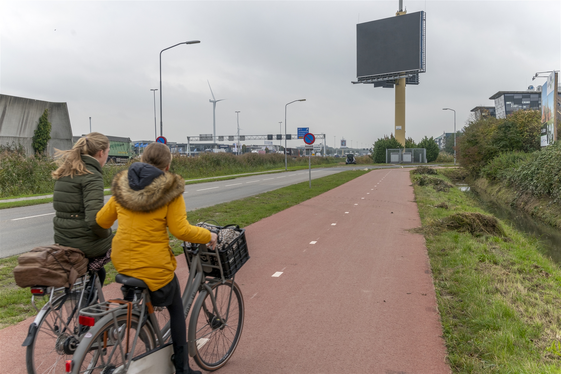 Twee fietsers op het snelle fietspad in Zaltbommel